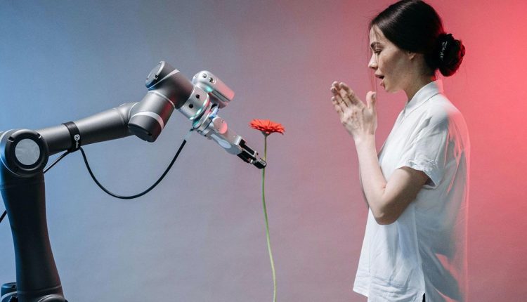ربات هوش مصنوعی به انسان گل هدیه میدهد