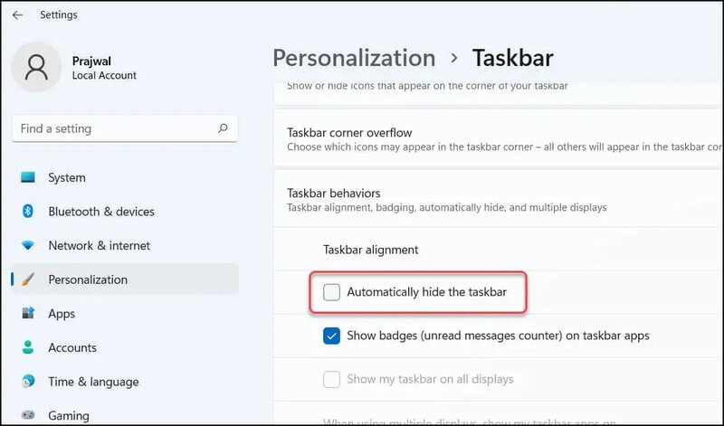 تیک گزینه “Automatically hide the taskbar” را بردارید. 
